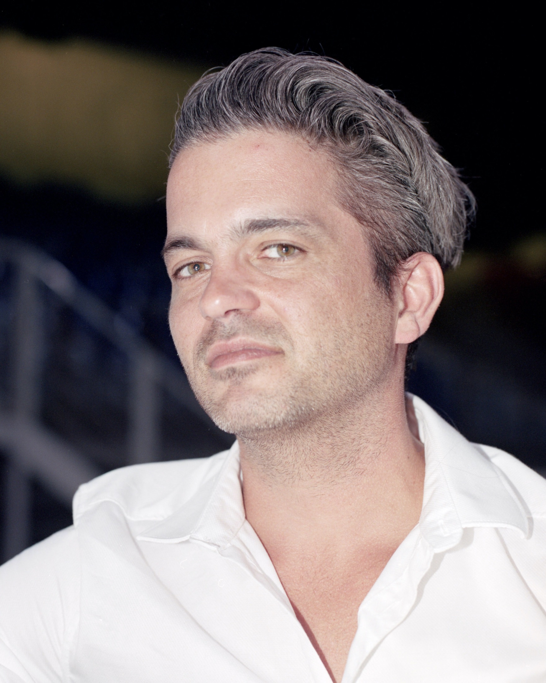 Portrait d'un homme en chemise blanche
